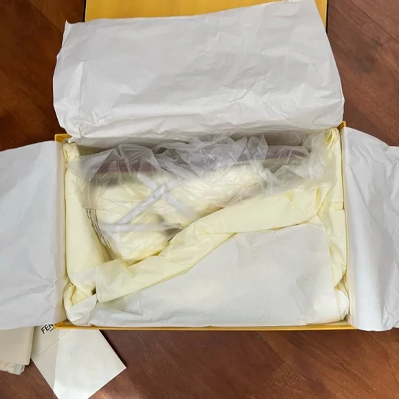 Fendi O’Lock white sandal New size 36 - Picture 9 of 12